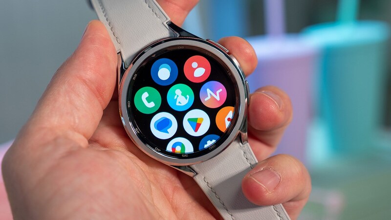 So sánh Galaxy Watch Ultra vs Galaxy Watch 7 về màn hình