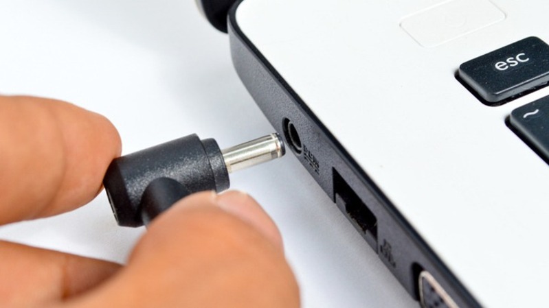 Laptop không nhận sạc pin do khe cắm sạc