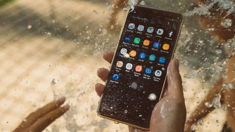 Dấu hiệu điện thoại iPhone bị vô nước cần được sửa ngay