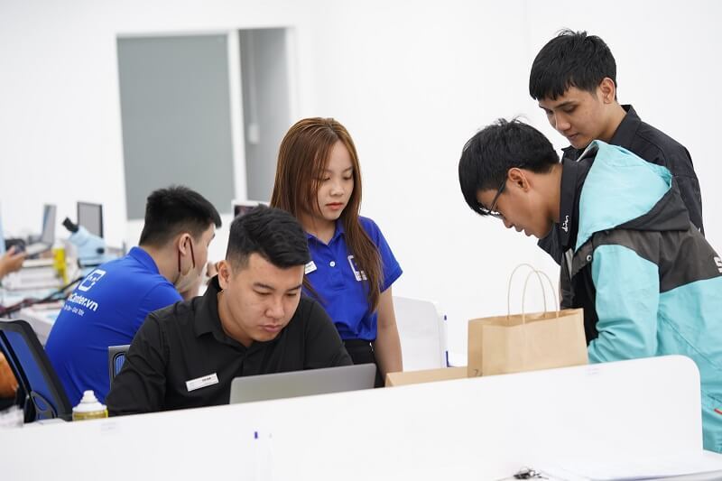 Đội ngũ chuyên nghiệp tại trung tâm hỗ trợ sửa iPhone
