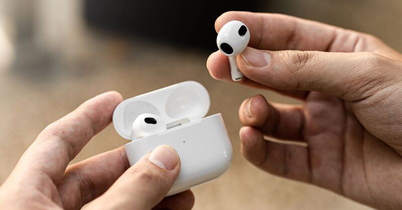 Đặt lại AirPod vào hộp sạc