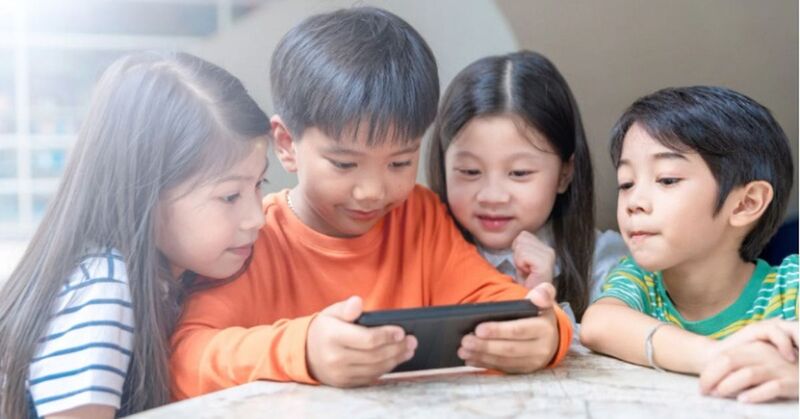 Trẻ em sử dụng điện thoại quá lâu có thể gây ảnh hưởng tới mắt