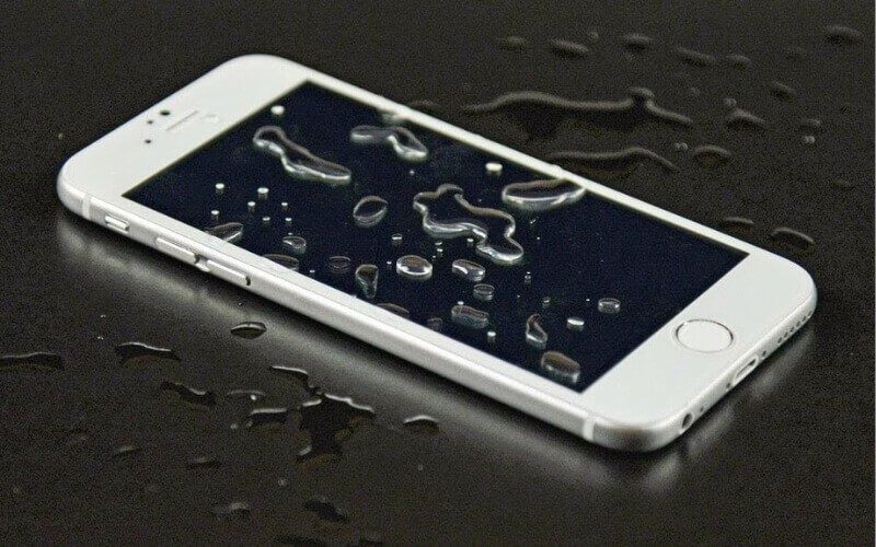 iPhone bị dính nước gây ra tình trạng máy bị đơ