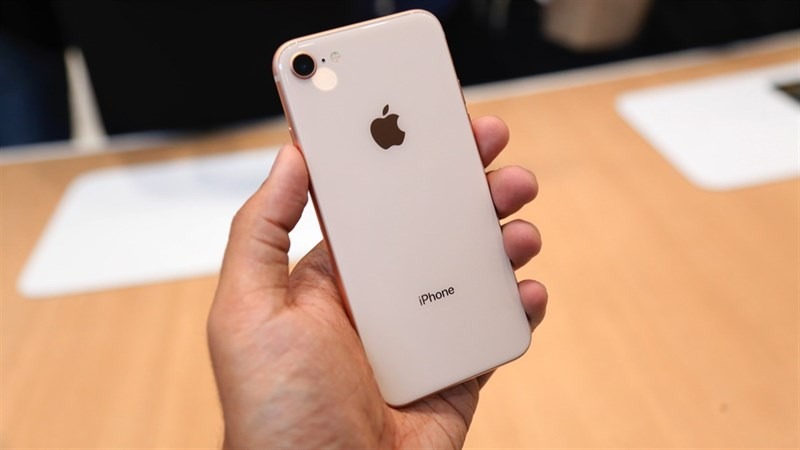 iPhone 8 và iPhone 7