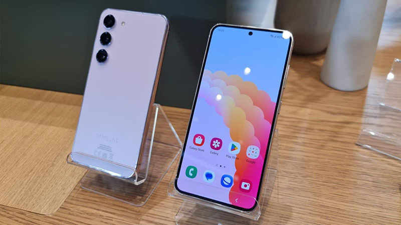 Bạn cần lưu ý những tiêu chí nào khi chọn mua điện thoại Samsung 3 mắt dọc?