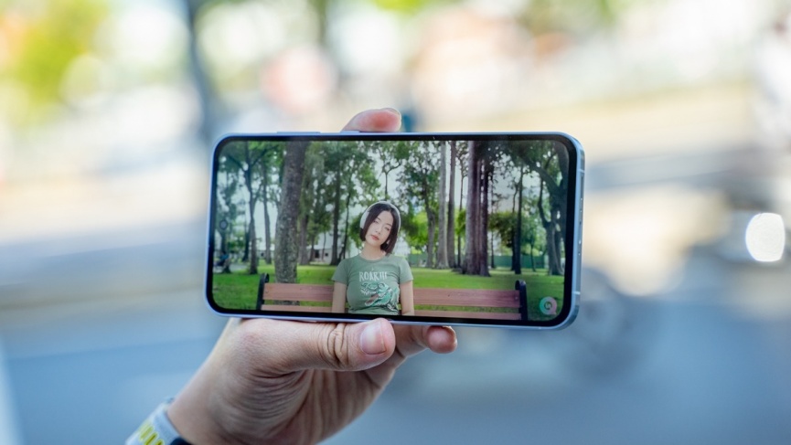 Dung lượng pin 5000mAh, sử dụng liên tục 10 tiếng