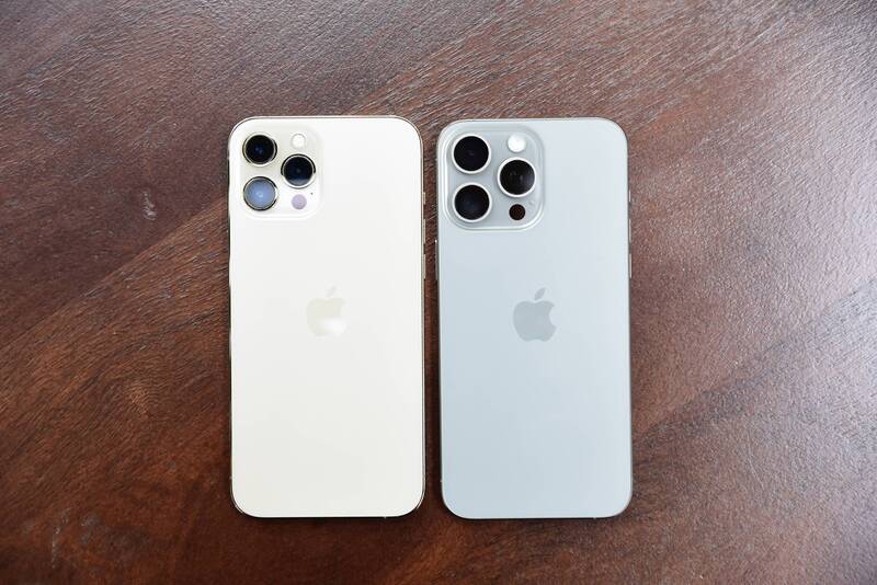 Người dùng nên mua iPhone 12 Pro Max hay iPhone 15 Pro Max để sử dụng?