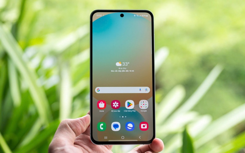 Màn hình AMOLED 120Hz sáng và lớn hơn