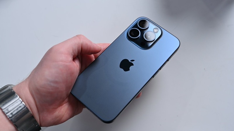 iPhone 15 Pro màu titan xanh