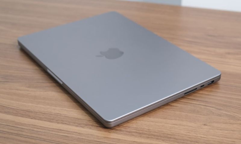 Macbook màu xám