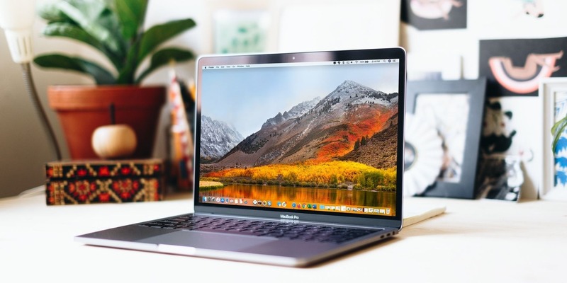 Bạn có nên vừa sạc vừa dùng Macbook hay không?