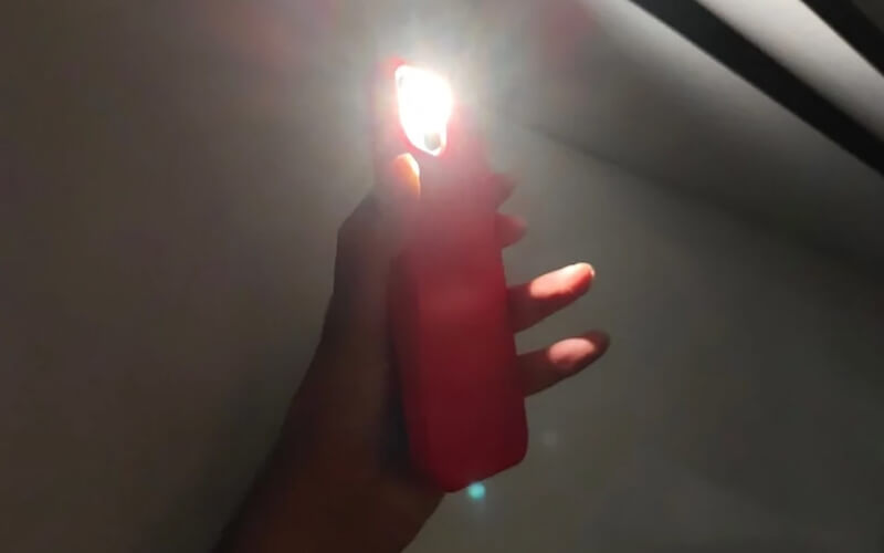 Dùng đèn flash để phát hiện camera ẩn