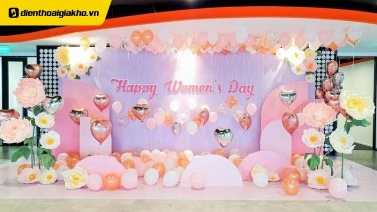 Ngày Quốc tế Phụ nữ 8/3 là dịp đặc biệt để tôn vinh phái đẹp, và một backdrop phông background 8/3 ấn tượng sẽ giúp không gian sự kiện trở nên nổi bật, ý nghĩa hơn. Từ những mẫu backdrop hoa tươi sang trọng, bong bóng rực rỡ đến thiết kế formex sáng tạo, mỗi phong cách đều mang đến vẻ đẹp riêng, phù hợp cho tiệc công ty, trường học hay sự kiện cá nhân. Hãy cùng Điện Thoại Giá Kho khám phá 99+ mẫu backdrop độc đáo để tạo điểm nhấn hoàn hảo cho ngày lễ đặc biệt này. Top 4 ý tưởng trang trí backdrop ngày 8/3 ấn tượng dành cho phụ nữ Ngày Quốc tế Phụ nữ 8/3 là dịp quan trọng để tôn vinh vẻ đẹp, sự hy sinh và những đóng góp của phái đẹp trong cuộc sống. Để tạo dấu ấn đặc biệt cho sự kiện này, việc thiết kế backdrop phông background 8/3 ấn tượng sẽ giúp không gian thêm rực rỡ và ý nghĩa. Dưới đây là 4 ý tưởng trang trí độc đáo giúp bạn có một backdrop đẹp mắt, phù hợp cho mọi chương trình. Ý tưởng trang trí ngày 8/3 với hoa tươi Hoa tươi luôn là lựa chọn hàng đầu khi trang trí backdrop phông background 8/3, mang đến vẻ đẹp tinh tế, tự nhiên và sang trọng. Những loài hoa như hồng, lan, cẩm tú cầu hay hướng dương có thể được sắp xếp thành vòm hoa, lẵng hoa lớn hoặc kết hợp cùng chữ mica để tạo hiệu ứng nổi bật. Ngoài ra, có thể sử dụng tone màu hồng pastel, trắng hoặc vàng nhẹ nhàng để tôn lên sự nữ tính. Backdrop hoa tươi không chỉ tạo không gian đẹp mắt mà còn mang lại hương thơm dễ chịu, giúp sự kiện thêm phần lãng mạn và đáng nhớ. Ý tưởng trang trí ngày 8/3 bằng hoa giấy Nếu bạn muốn có một backdrop phông background 8/3 rực rỡ nhưng vẫn tiết kiệm chi phí, hoa giấy là một lựa chọn tuyệt vời. Hoa giấy có thể được tạo thành nhiều kiểu dáng, màu sắc phong phú và có độ bền cao, phù hợp cho các sự kiện kéo dài cả ngày. Để backdrop trở nên sinh động, có thể sắp xếp hoa giấy theo hình cánh bướm, trái tim hoặc vòng nguyệt quế. Kết hợp cùng đèn LED nhẹ nhàng sẽ tạo hiệu ứng lung linh, giúp không gian thêm nổi bật. Ý tưởng trang trí backdrop ngày 8/3 với bong bóng Backdrop trang trí bằng bong bóng là một xu hướng hiện đại, phù hợp cho các sự kiện có không khí vui tươi, trẻ trung. Sự kết hợp giữa bong bóng đơn sắc hoặc bóng pastel cùng chữ nổi "Happy Women’s Day 8/3" sẽ giúp backdrop phông background 8/3 trở nên sống động hơn. Một số cách trang trí phổ biến với bong bóng bao gồm: tạo vòng cung xung quanh backdrop, sắp xếp thành hình bông hoa hoặc trái tim. Để tăng thêm phần độc đáo, có thể kết hợp bóng nhũ, bóng LED để tạo hiệu ứng ánh sáng lung linh. Ý tưởng trang trí backdrop ngày 8/3 bằng formex có họa tiết nổi Formex là chất liệu cứng, nhẹ, dễ tạo hình nên rất phù hợp để làm backdrop phông background 8/3 với họa tiết nổi. Những mẫu formex có thể được cắt thành hình hoa, bướm, hoặc các biểu tượng nữ quyền để tạo điểm nhấn độc đáo. Ngoài ra, việc kết hợp formex với decal dán nền hoặc ánh sáng hắt từ phía sau sẽ giúp backdrop trông chuyên nghiệp hơn. Đây là lựa chọn hoàn hảo cho các sự kiện doanh nghiệp, trường học hoặc sân khấu lớn cần sự chỉnh chu và bền đẹp. Với 4 ý tưởng trên, bạn có thể dễ dàng tạo nên một backdrop phông background 8/3 ấn tượng, giúp không gian trở nên trang trọng và ý nghĩa hơn trong ngày Quốc tế Phụ nữ. Tham khảo các mẫu trang trí backdrop ngày 8/3 đẹp và sáng tạo Trang trí backdrop phông background 8/3 không chỉ giúp sự kiện thêm phần chuyên nghiệp mà còn tạo không gian ấn tượng, ghi dấu những khoảnh khắc đáng nhớ. Tùy vào phong cách chương trình, bạn có thể lựa chọn backdrop hoa tươi sang trọng, backdrop hoa giấy sáng tạo hay backdrop bong bóng rực rỡ. Ngoài ra, các mẫu backdrop với họa tiết formex nổi hoặc kết hợp ánh sáng LED cũng đang là xu hướng được ưa chuộng, mang lại hiệu ứng bắt mắt và hiện đại. Dưới đây là một số gợi ý backdrop độc đáo giúp sự kiện ngày 8/3 trở nên ý nghĩa và thu hút hơn. Với hơn 99+ mẫu backdrop phông background 8/3 đẹp và độc đáo, bạn hoàn toàn có thể lựa chọn thiết kế phù hợp để tôn vinh vẻ đẹp và sự cống hiến của phái nữ trong ngày Quốc tế Phụ nữ. Dù là phong cách sang trọng với hoa tươi, trẻ trung với bong bóng hay sáng tạo với formex, mỗi mẫu backdrop đều góp phần làm cho sự kiện thêm ý nghĩa và ấn tượng. Hy vọng những gợi ý trên sẽ giúp bạn tìm được mẫu trang trí ưng ý, tạo không gian lung linh và đầy cảm xúc cho ngày đặc biệt này