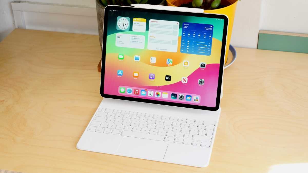 Phụ kiện: Apple Pencil Pro và Magic Keyboard