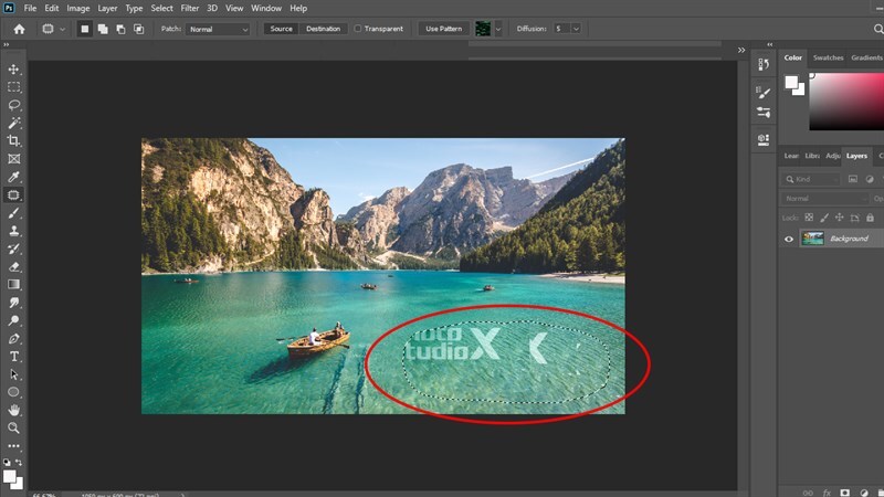 Dùng chuột khoanh vùng watermark cần xóa