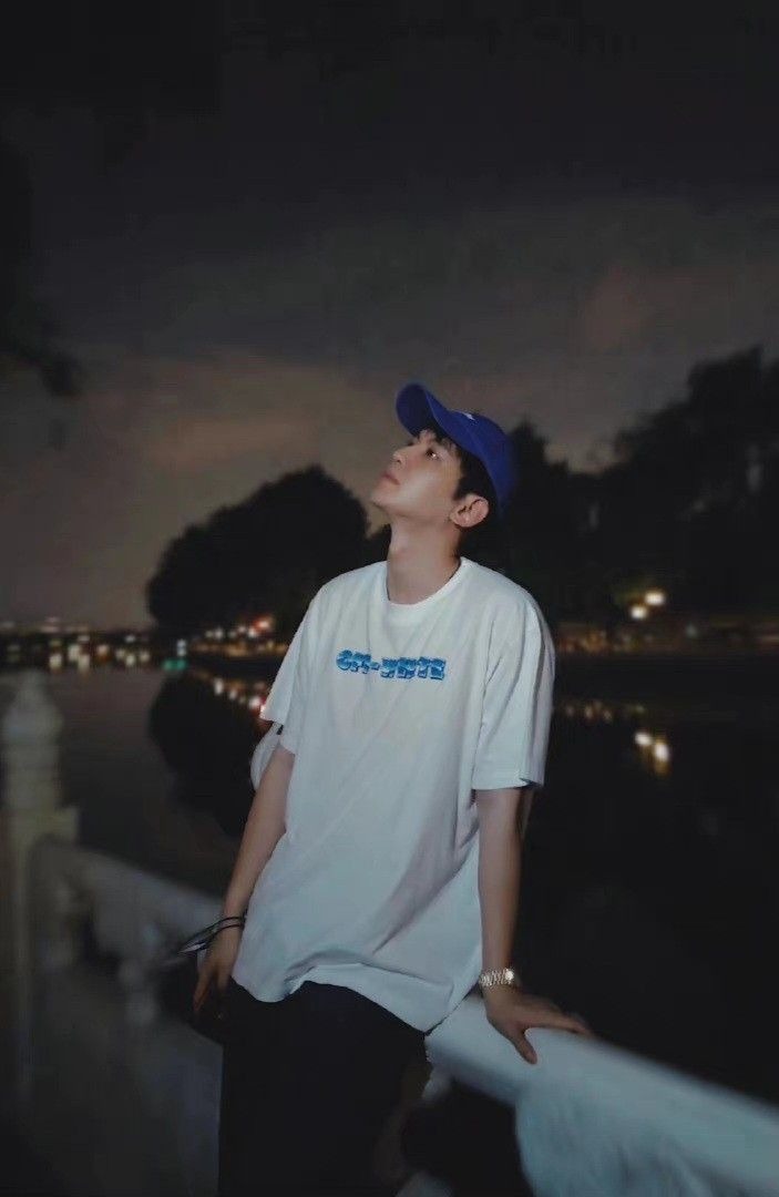 Đứng thẳng, ngước nhìn lên trời