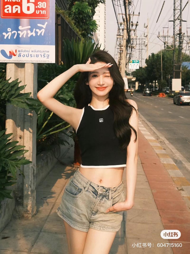 Một tay bỏ túi, tay còn lại che nắng