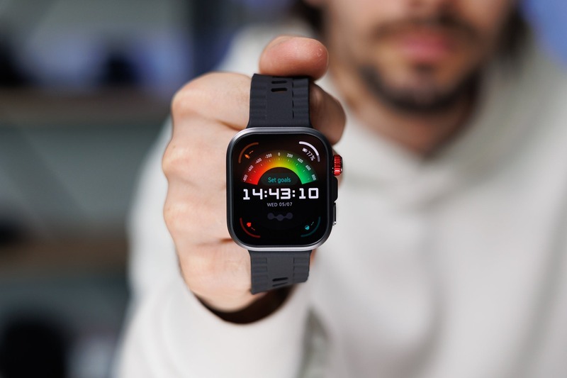 Màn hình AMOLED lớn, thiết kế thời trang hơn