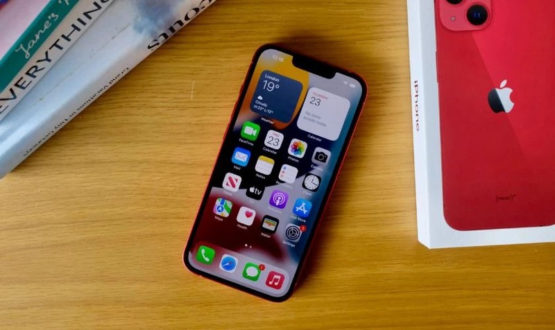 iPhone 13 thuộc top mẫu điện thoại chụp ảnh đẹp 2025