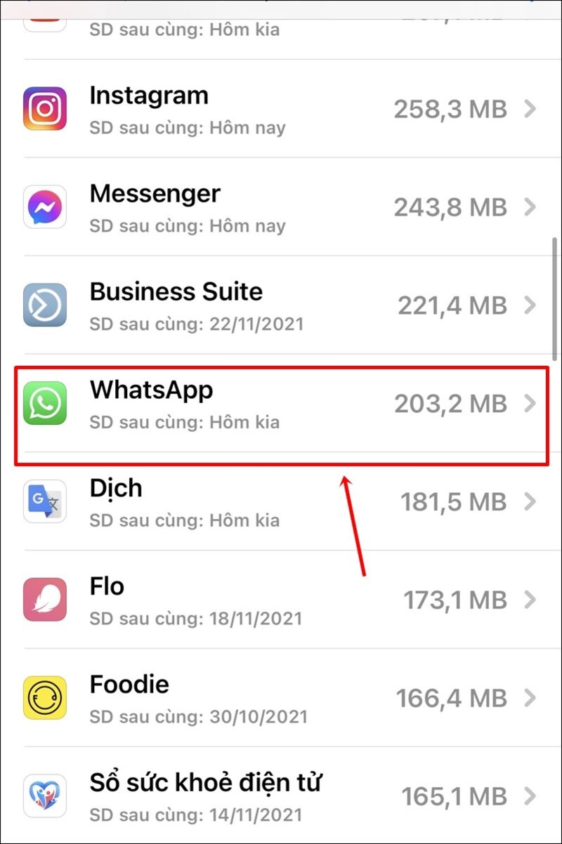 Cuộn xuống chọn ứng dụng WhatsApp