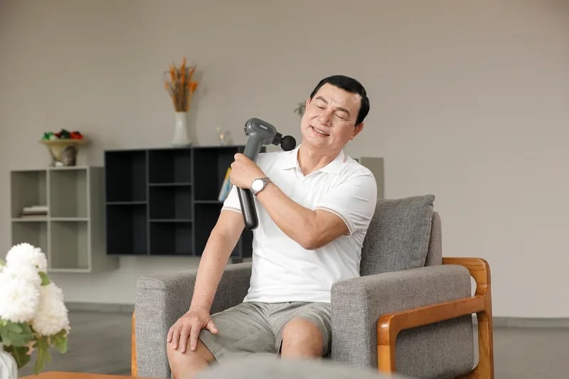 cach-su-dung-may-massage-cam-tay