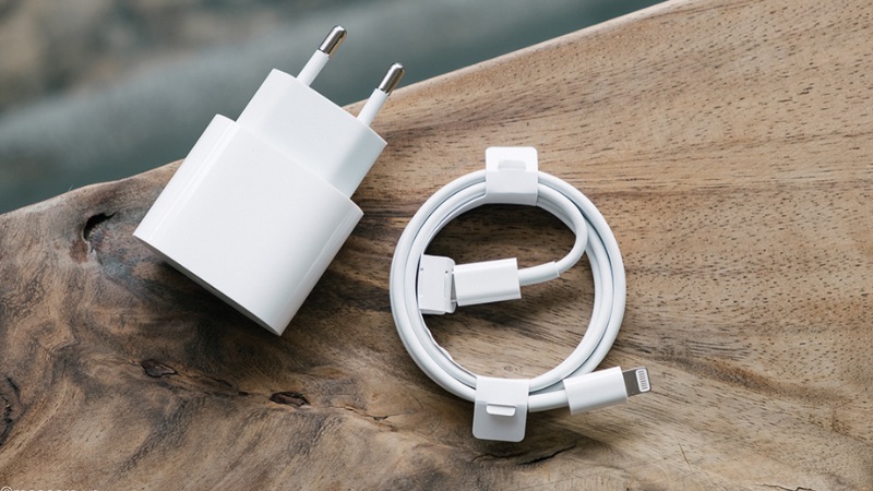 Dùng cáp sạc pin iPhone chính hãng là cách sạc đúng