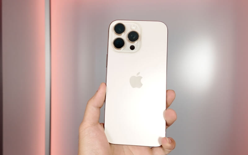 iPhone 16 Pro Max giữ vững bản sắc với thiết kế vuông vắn