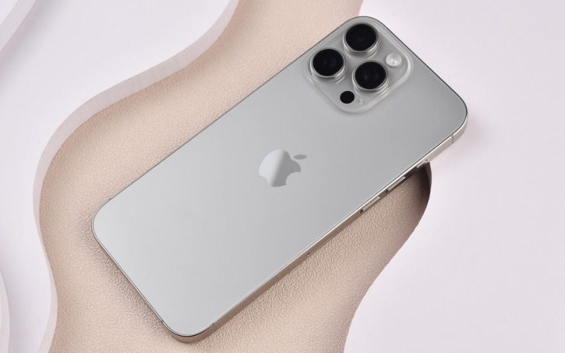 iPhone 16 Pro Max thiết kế sang trong