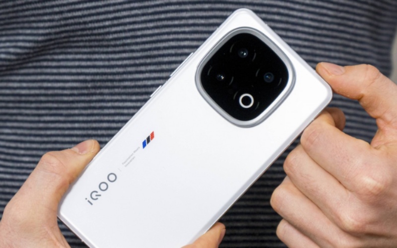 iQOO 13 có thiết kế ấn tượng