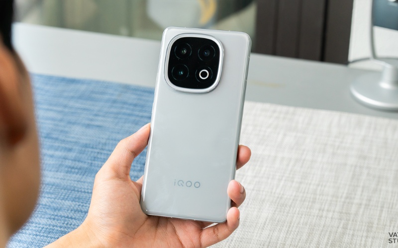 iQOO 13 và Xiaomi 15 đều là những quái vật hiệu suất
