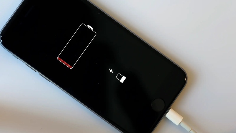 Không để iPhone tắt nguồn mới sạc pin