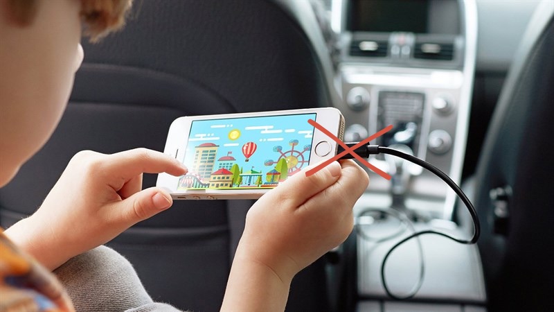 Không vừa sạc vừa chơi iPhone