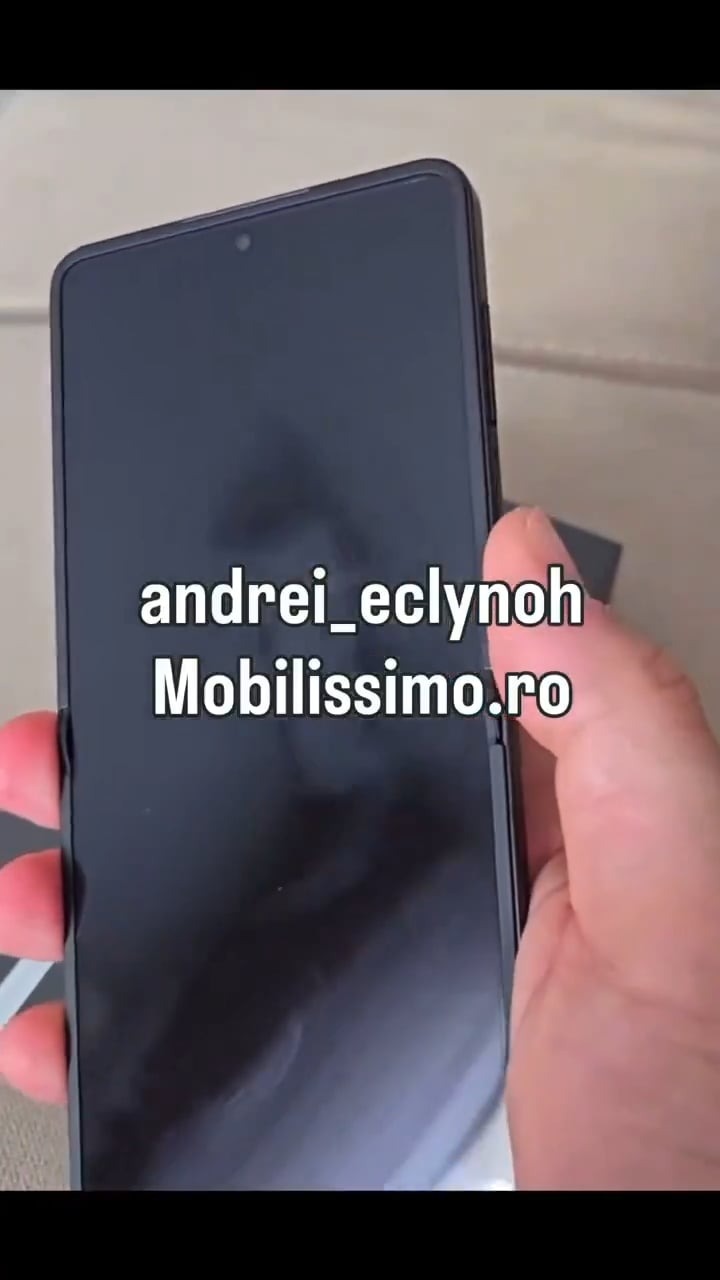 man-hinh-ngoai-galaxy-z-flip-7