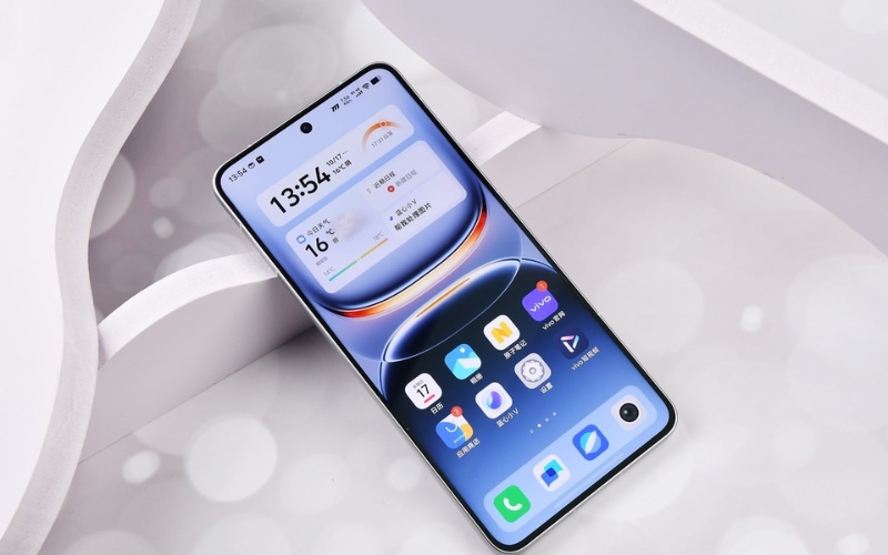 so sánh màn hình iQOO 13 vs Xiaomi 15