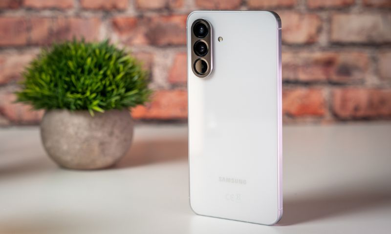 So sánh Samsung A56 vs Xiaomi 15 về thiết kế 