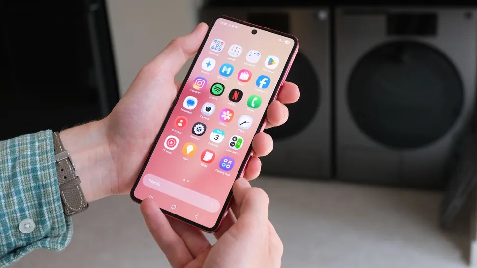 Màn hình phụ lớn hơn, hữu dụng hơn