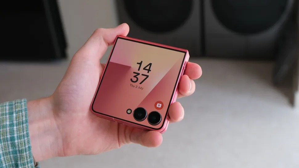 trên tay Galaxy Z Flip 7