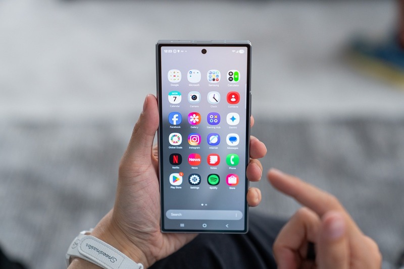 Trên tay Galaxy Z Fold 7