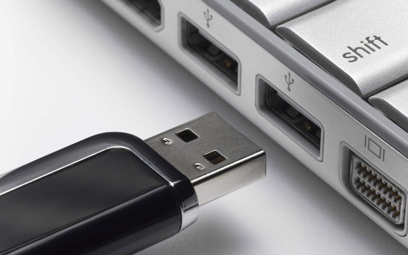Dùng ổ cứng rời hoặc USB để di chuyển dữ liệu