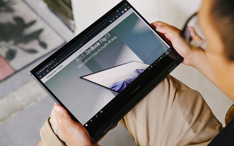 Laptop Asus ZenBook Flip UX363EA i5 nổi bật bản lề xoay gập 360 độ
