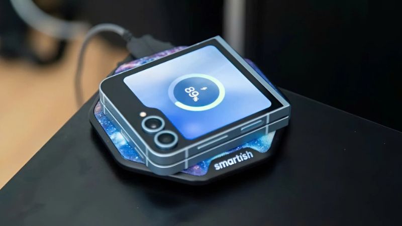 Pin và sạc khá tương đồng