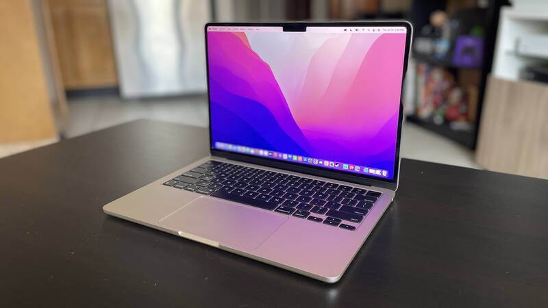 MacBook Pro M2 màu bạc có giá thành cạnh tranh
