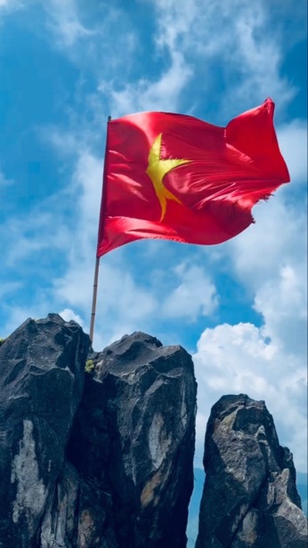 Hình nền 2 tháng 9/2025 với lá cờ đỏ sao vàng tung bay