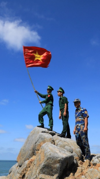 Hình nền 2 tháng 9/2025 với lá cờ đỏ sao vàng tung bay