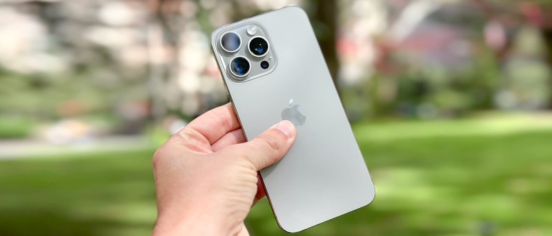 Thiết kế: iPhone 15 Pro Max thể hiện sự vượt trội về đẳng cấp.