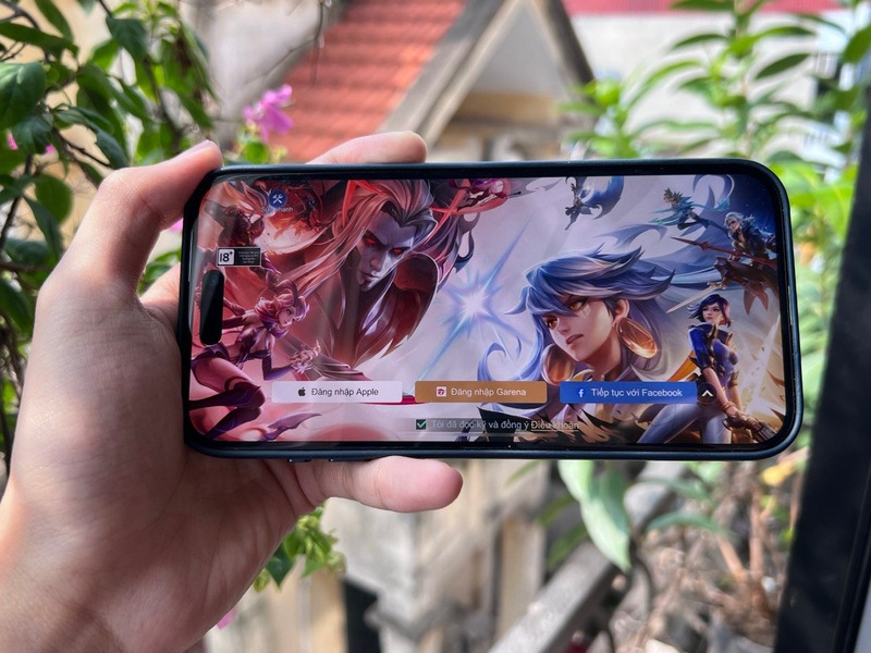 Hiệu năng: iPhone 15 Pro Max vượt trội hơn.