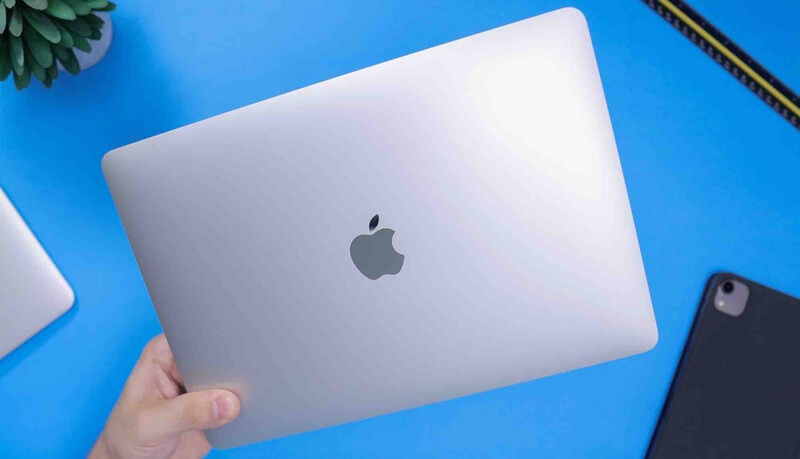MacBook Air màu bạc nổi bật với vẻ ngoài sang trọng, tinh tế