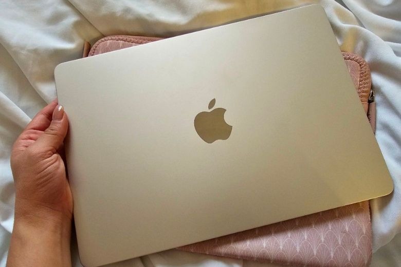 Có nên mua MacBook Air M2 màu Starlight