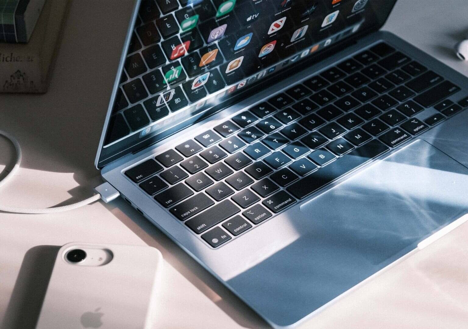 macbook-air-m4-mau-sky-blue