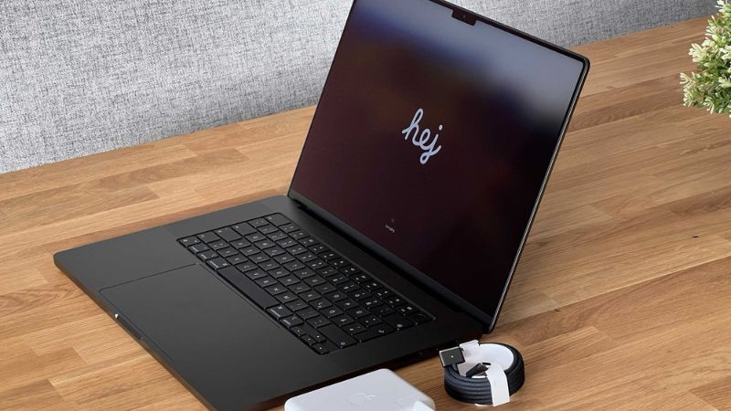 Vẻ đẹp khó lỗi thời của MacBook Pro M4 màu đen